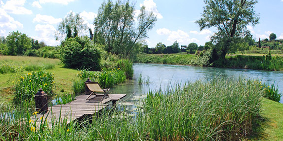 A riverside relaxation spot at La Finestra Sul Fiume