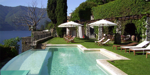 Relais Villa Vittoria’s lakeside infinity pool