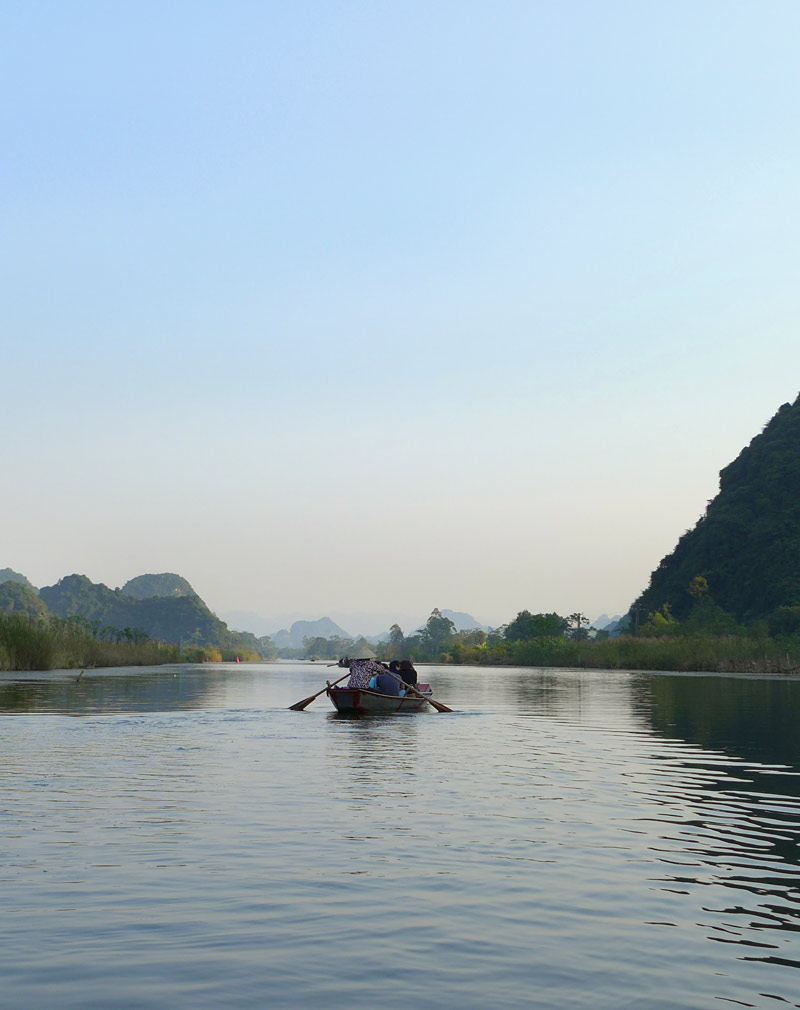 the i-escape blog / Great journeys: Vietnam by train / Boat trip to perfume pagoda