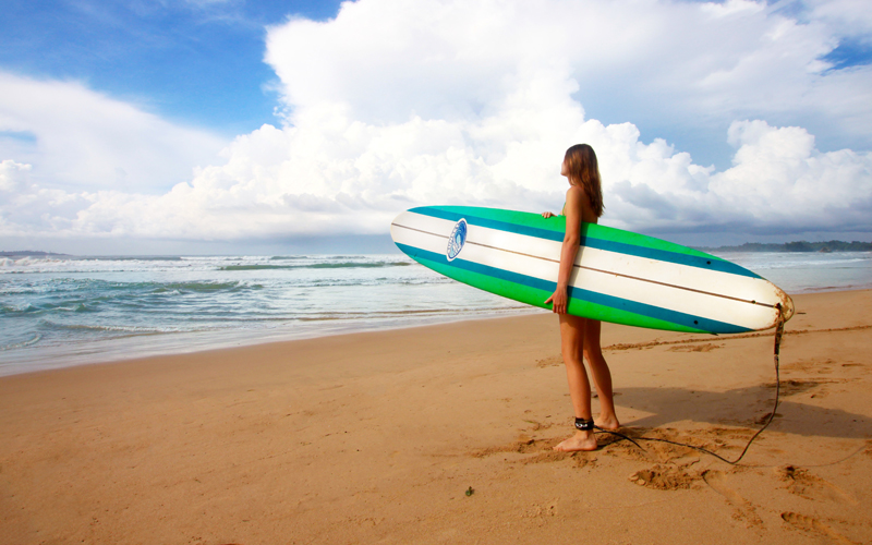 The i-escape blog / Discover Sri Lanka: the perfect island for a winter escape / Girl with surfboard on beach