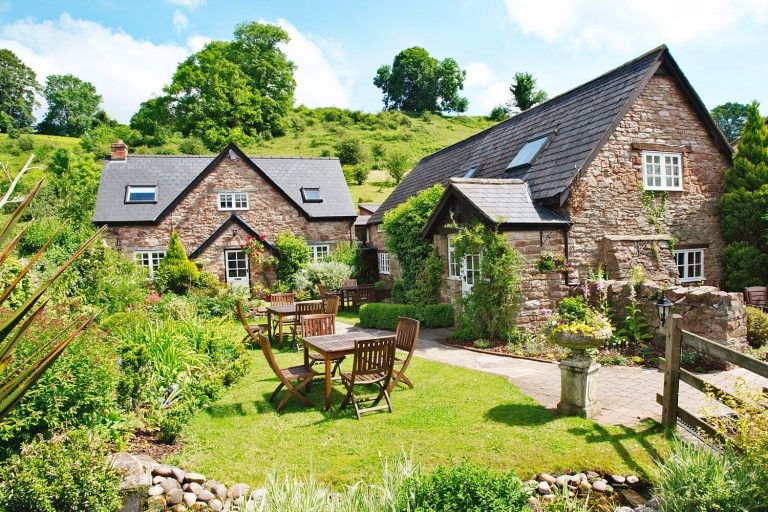 The i-escape blog / August bank holiday: last chance UK availability / Tudor Farmhouse