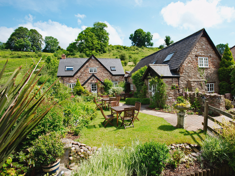 The i-escape blog / August bank holiday: last chance UK availability / Tudor Farmhouse