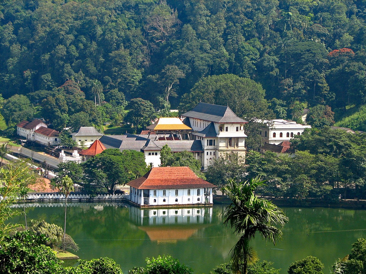 the i-escape blog / A honeymoon tour of Sri Lanka and the Maldives / Temple of the Tooth in Kandy